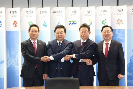 원희룡 국토교통부 장관이 26일 광화문 시도지사협의회 사무실에서 열린 '국토부-시도지사 협의회 회장단 간담회'에서 도지사협의회장인 이철우 경북도지사 등 회장단과 기념 촬영하고 있다.  연합뉴스